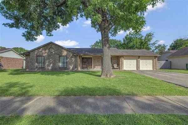 1112 W Castlewood AVE, Friendswood, TX 77546