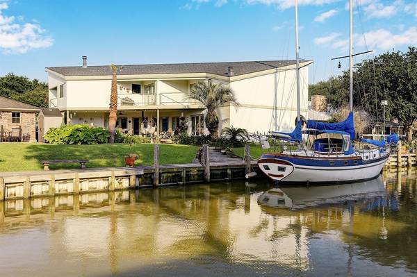 76 Harbor LN, Kemah, TX 77565