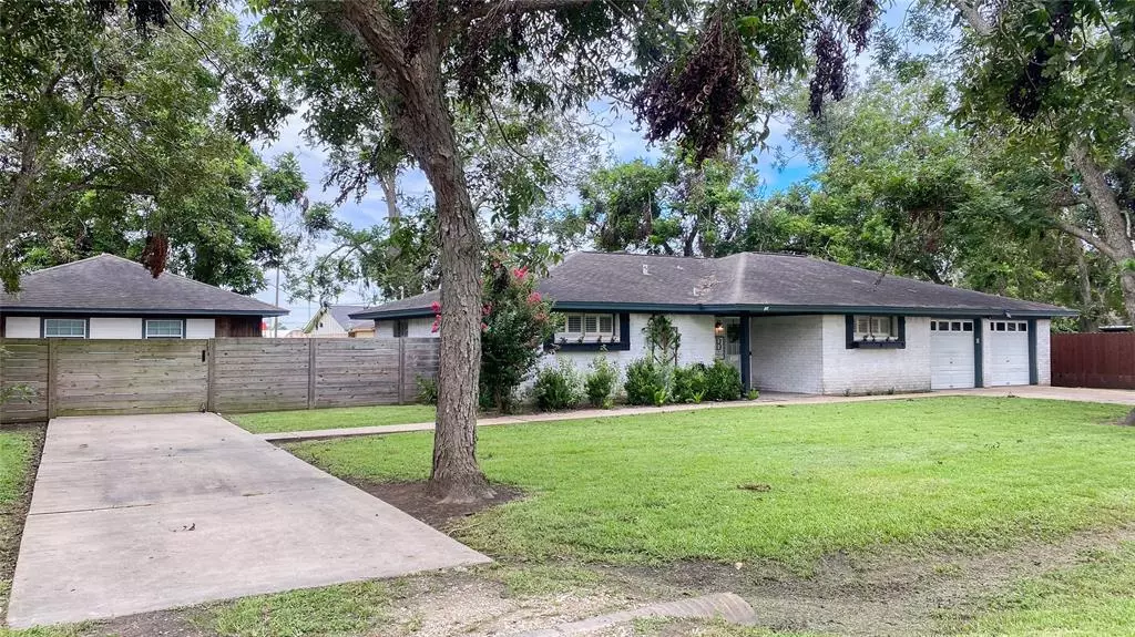 213 Avenue B, Brazoria, TX 77422