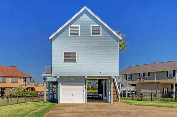 1134 Tiki DR, Tiki Island, TX 77554