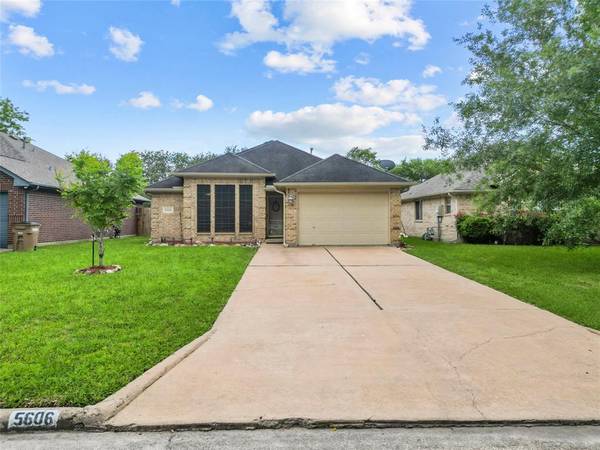 5606 Chisholm TRL, Dickinson, TX 77539