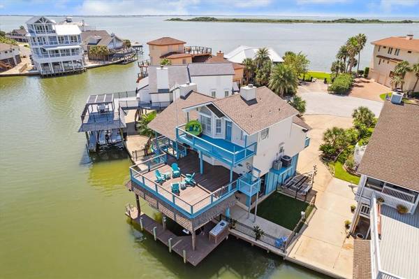 1610 Copra ST, Tiki Island, TX 77554