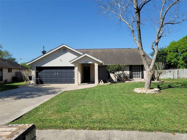 103 Pecanwood PL,  Port Lavaca,  TX 77979