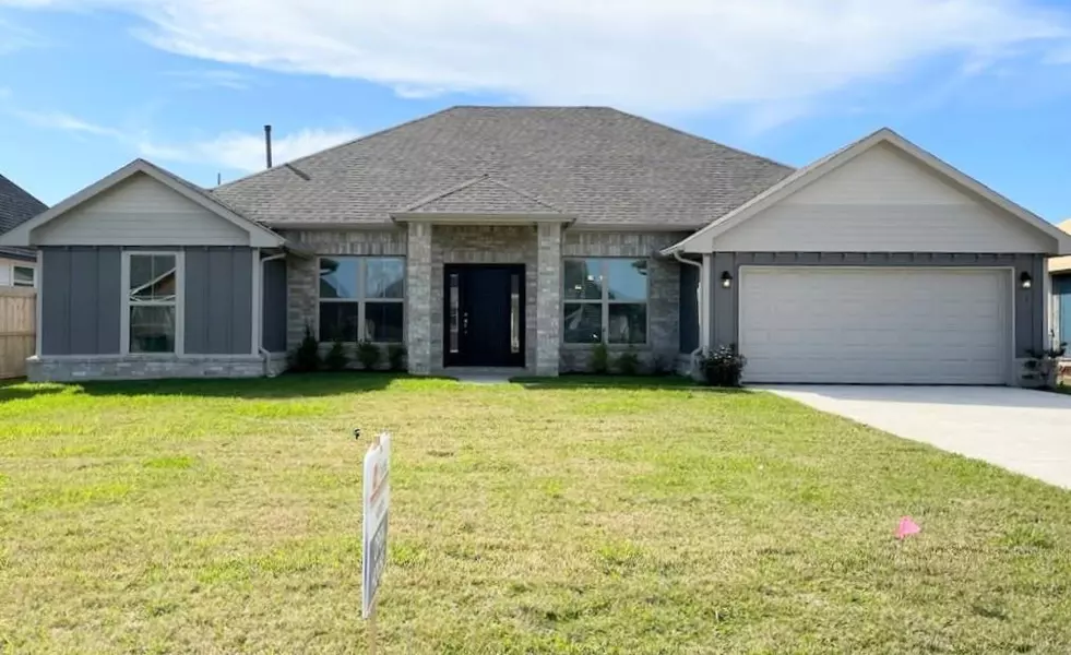 7 Greystone CT, Angleton, TX 77515