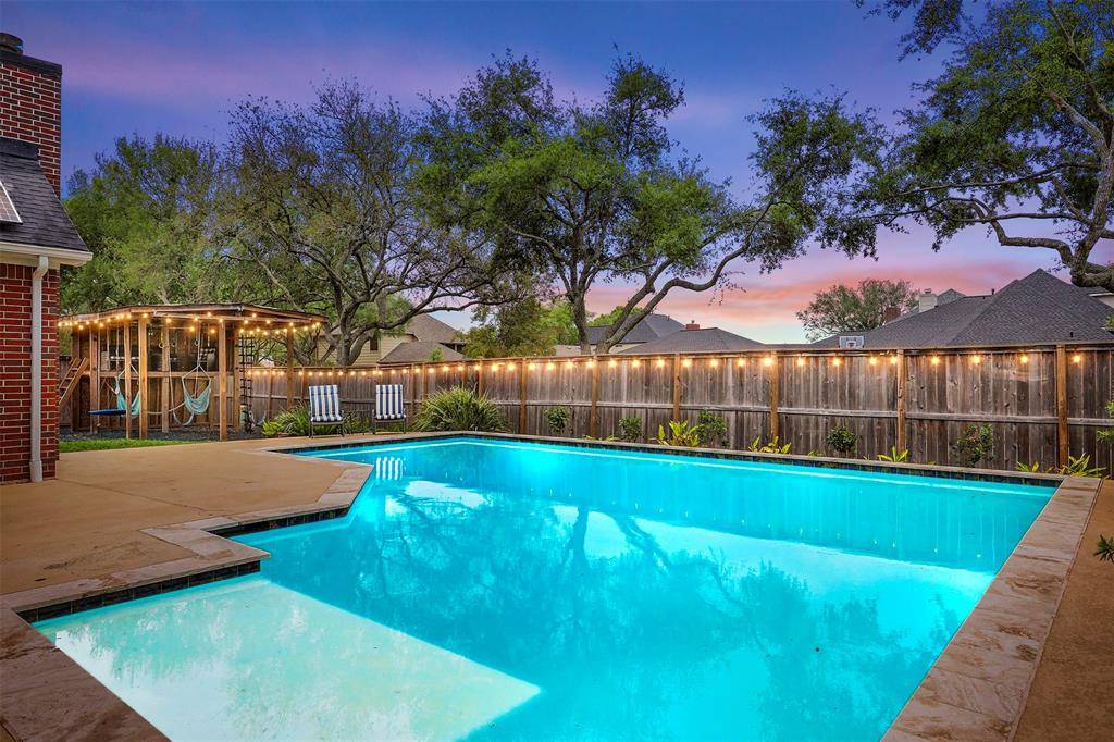 1905 Dove CT, Friendswood, TX 77546