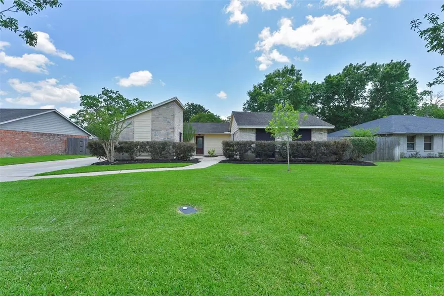 1016 W Castlewood AVE, Friendswood, TX 77546