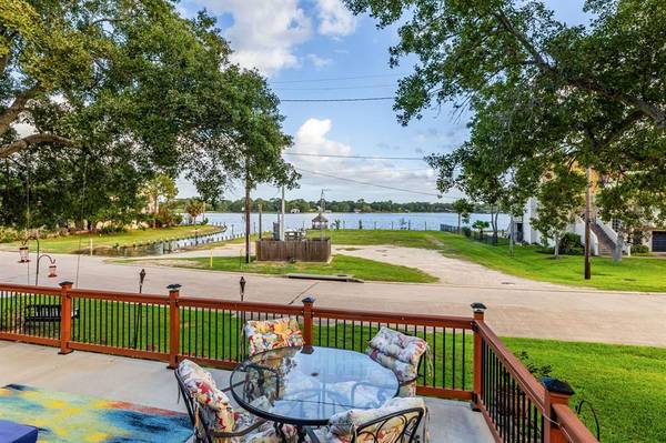 702 Timber Cove DR, Taylor Lake Village, TX 77586