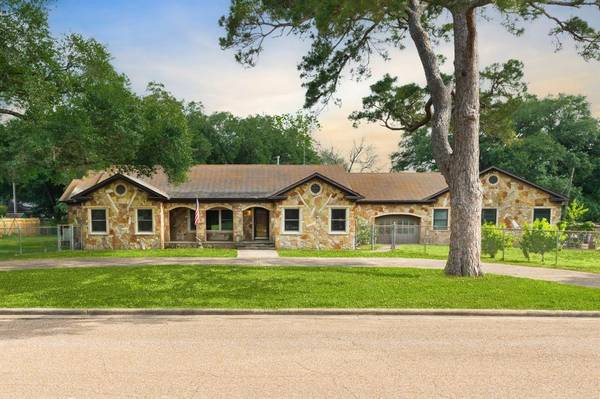 520 8th ST, Sealy, TX 77474