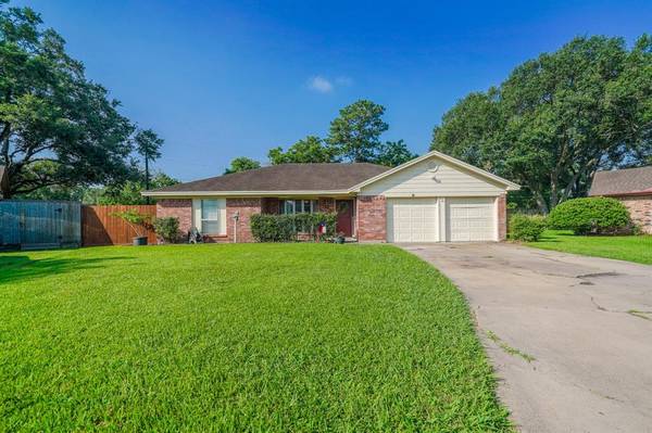 808 S Fairview CIR, Alvin, TX 77511