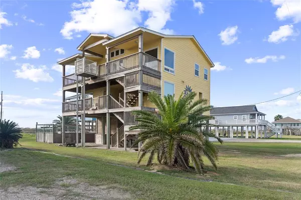 835 S Tinkle LN, Crystal Beach, TX 77650