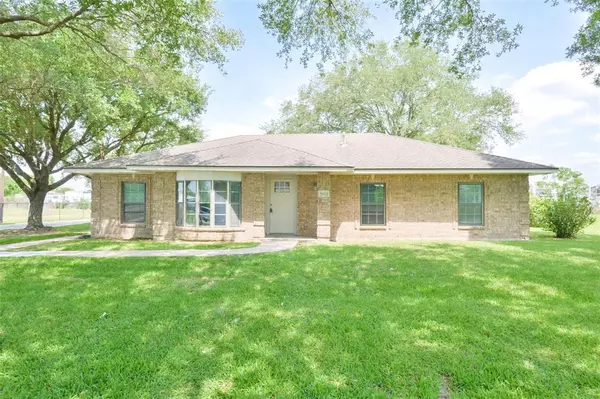 5823 S Fm 565 RD #B, Cove, TX 77523