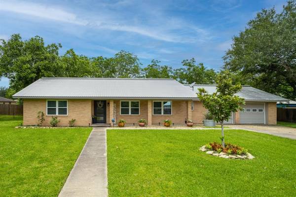 401 N Summit ST #A, Weimar, TX 78962