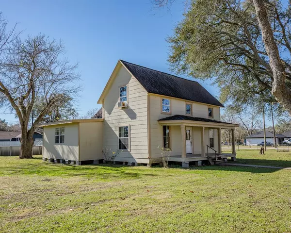 Blessing, TX 77419,323 Cypress ST