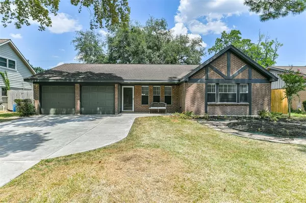 408 Christina LN, Friendswood, TX 77546