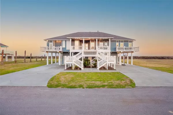 672 Villa DR, Crystal Beach, TX 77650