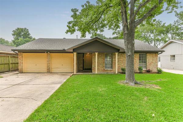 835 Beachcomber LN, Houston, TX 77062