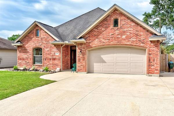 Nederland, TX 77627,716 S 2nd 1/2 ST