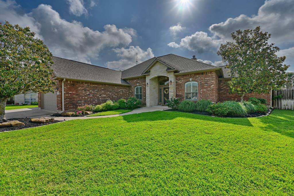 304 Whispering Oak CIR,  Brenham,  TX 77833