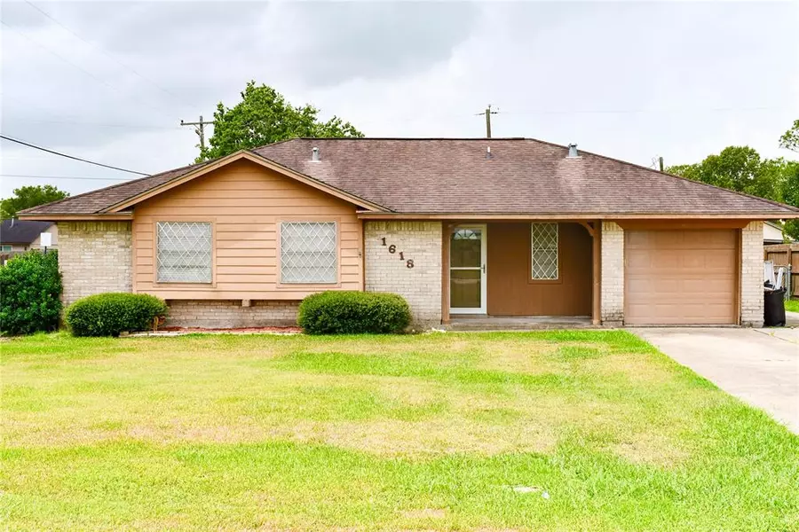 1618 Avenue A, Danbury, TX 77534