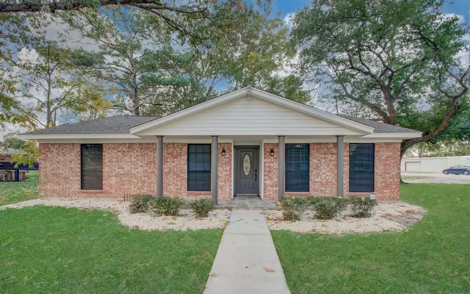 202 W Wahl ST, Crosby, TX 77532