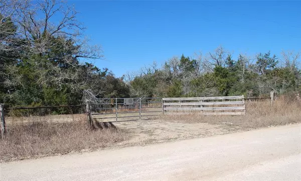 Waelder, TX 78959,596 County Road 429