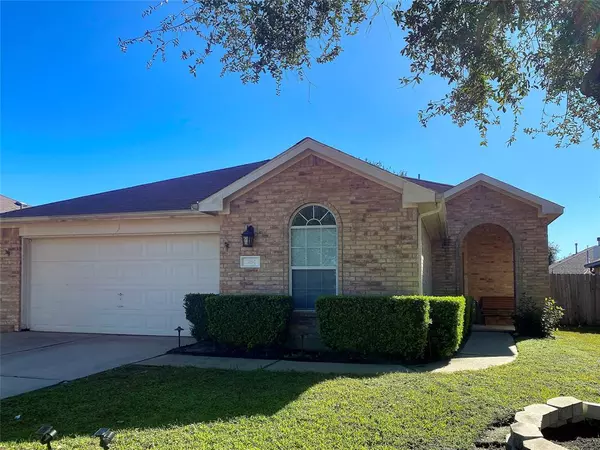 384 Hannah LN, Alvin, TX 77511