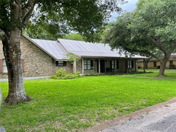 217 W 4th ST, Flatonia, TX 78941