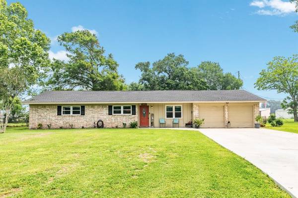 4 N Kaysie ST, Angleton, TX 77515