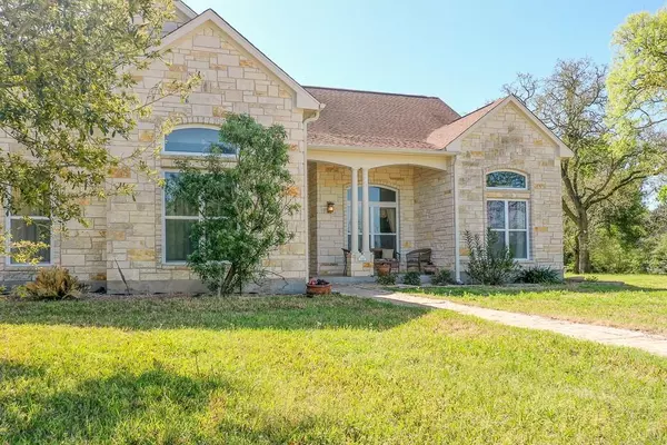 233 Saunders LN, La Grange, TX 78945