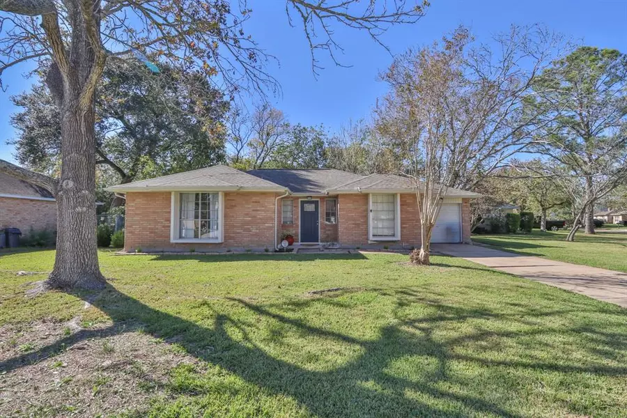 506 Castlelake DR, Friendswood, TX 77546