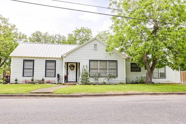 606 E 1st ST, Hallettsville, TX 77964