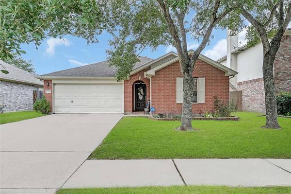 335 Brightfield LN, Dickinson, TX 77539