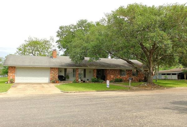 510 N West ST, Weimar, TX 78962