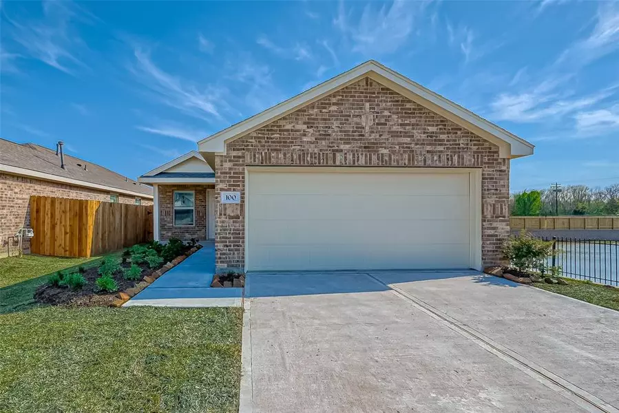 100 Austin RD, Angleton, TX 77515