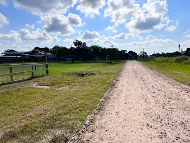 35 Red Oak LN, Rockport, TX 78382