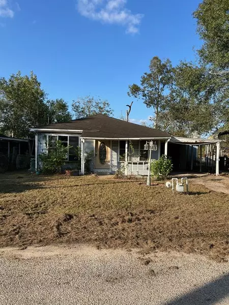 107 Thompson ST, El Campo, TX 77437