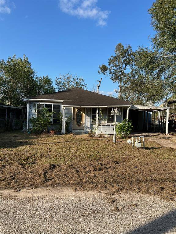 107 Thompson St ST, El Campo, TX 77437