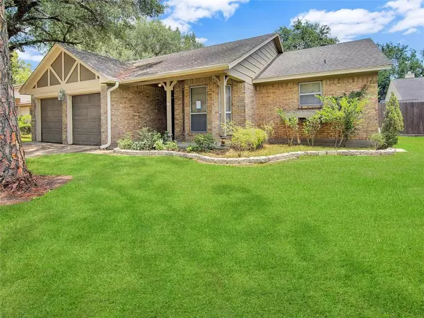 2421 Laura LN, Pearland, TX 77581