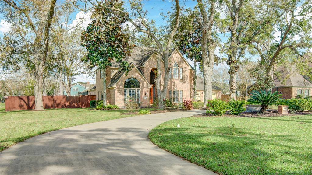 348 Timbercreek DR, Lake Jackson, TX 77566