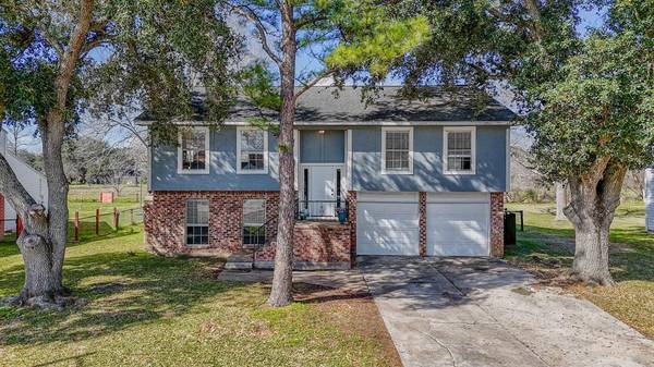 408 Gleneagles DR, Friendswood, TX 77546