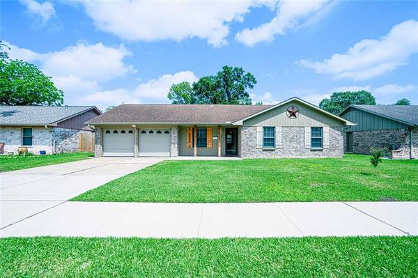 2105 W Rose RD,  Pearland,  TX 77581