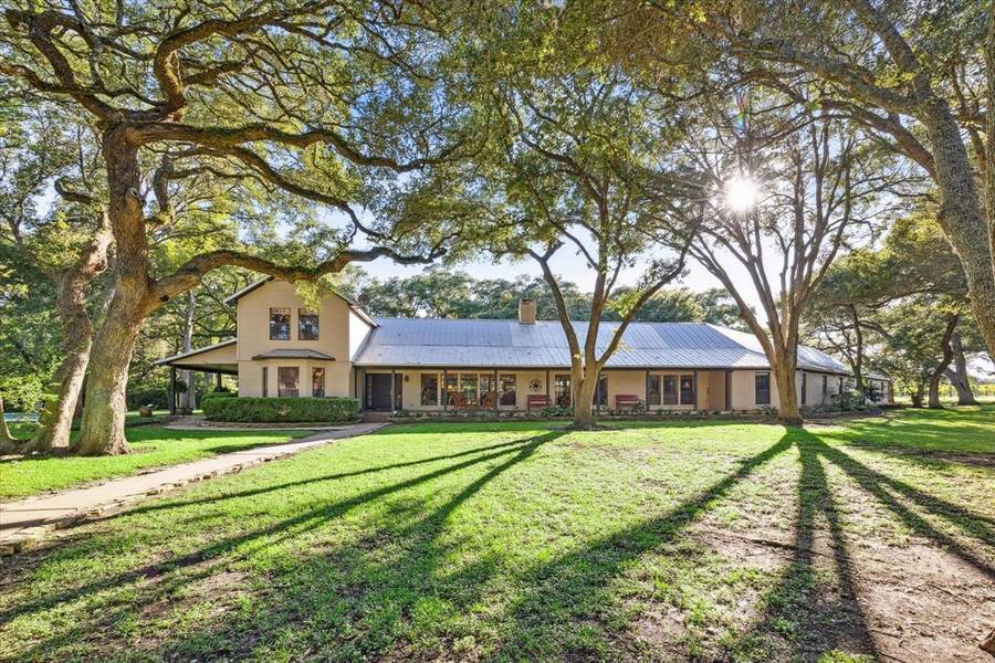 2727 Leonhardt RD, Round Top, TX 78954