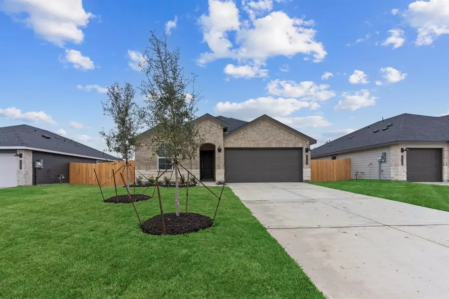 1724 Lily Pad DR, Alvin, TX 77511