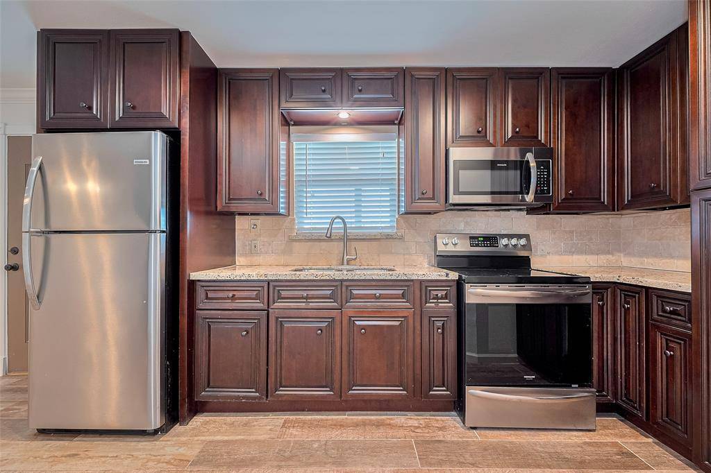 371 County Road 5015, Cleveland, TX 77327