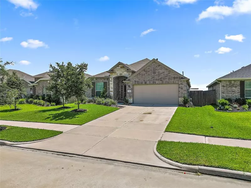 9014 Blue Star LN, Baytown, TX 77521