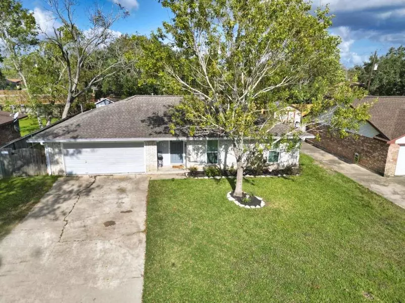 310 S Yaupon ST, Lake Jackson, TX 77566