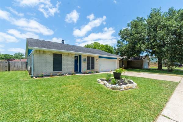 10 Wagon Lane LOOP, Angleton, TX 77515