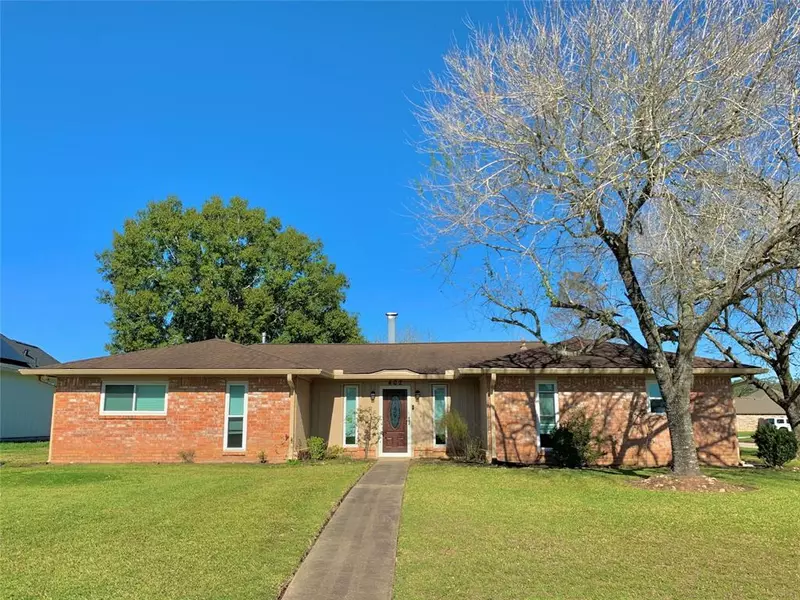 402 Burning Tree LN, West Columbia, TX 77486