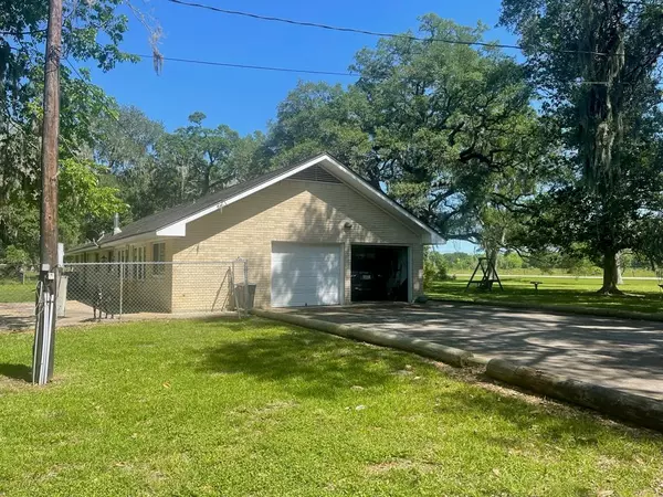 Brazoria, TX 77422,6106 County Road 353