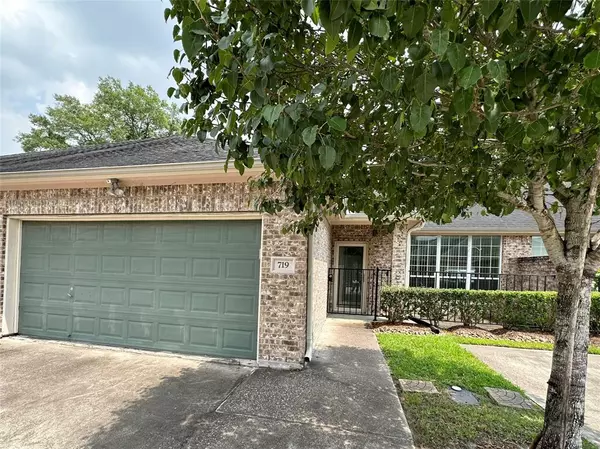 719 Cedarwood DR, Friendswood, TX 77546